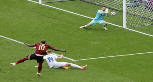 لقطة اليوم.. لوكاكو يواصل مسلسل الحظ السئ في سقوط بلجيكا في يورو 2024 (فيديو)